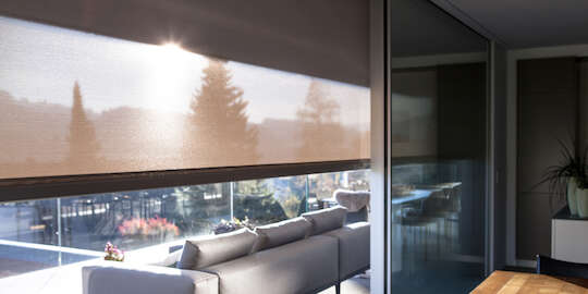 Bien protégé du soleil grâce à un ombrage pour fenêtres coulissantes