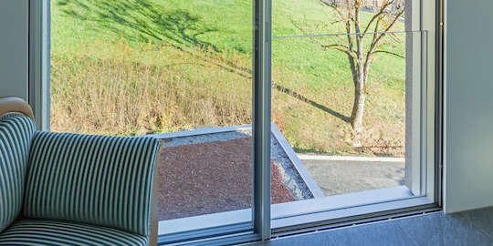 Sliding window with fall protection made from transparent glass
