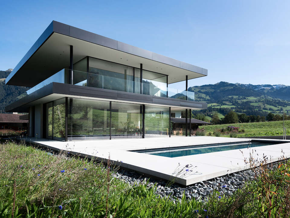 Kitzbüheler Villa mit umlaufenden bodentiefen Fensterfronten und Alpen-Panorama