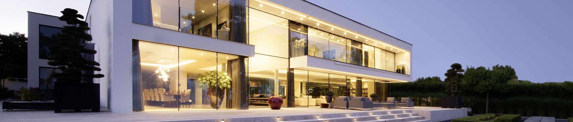 Villa moderne avec fenêtres coulissantes offrant une sécurité maximale