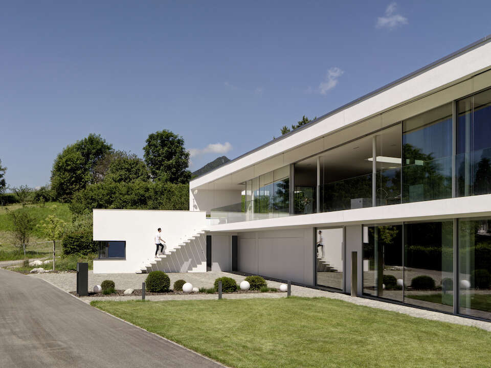 Bauhaus-Villa mit raumhohen Schiebefenstern mit Zugang zur Terrasse