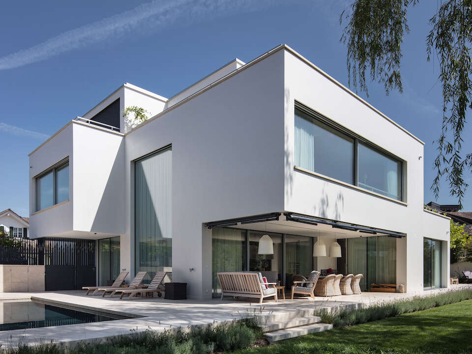 Villa im Bauhaus-Design mit grosser Verglasung über zwei Stockwerke