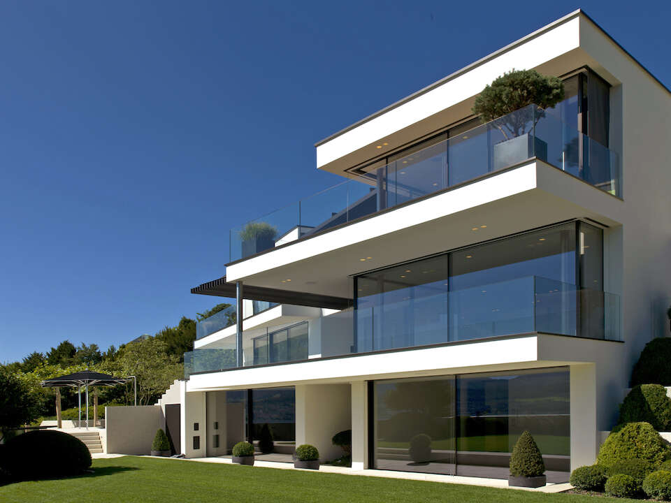 Gradliniges Bauhaus-Projekt mit raumhohen Schiebefenstern und Gartenzugang
