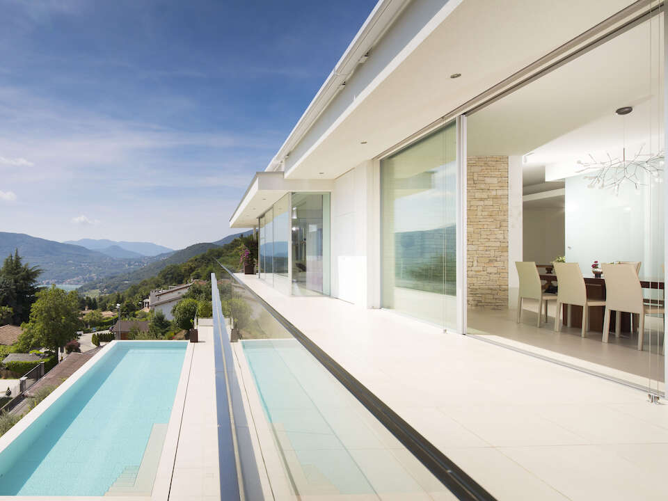 Villa im Bauhaus-Stil mit Infinity Pool und Alpenpanorama