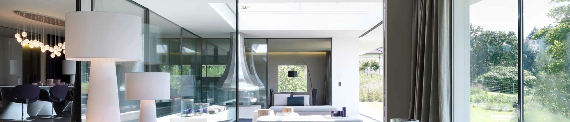 Wohnzimmer mit horizontalen Schiebefenstern