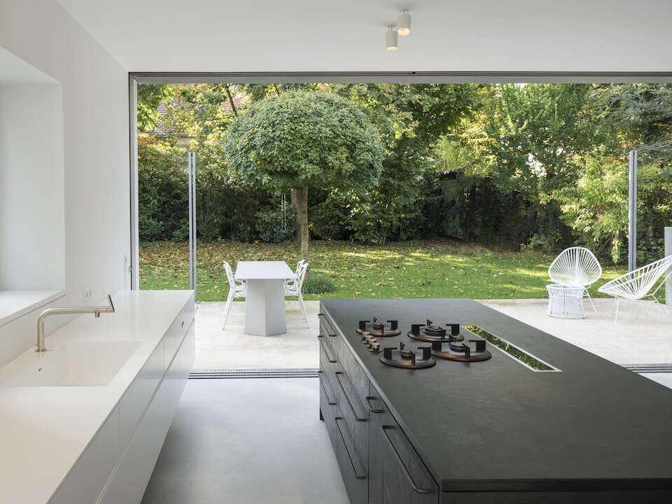 Horizontal sliding windows provide a zero-threshold transition to the terrace and garden