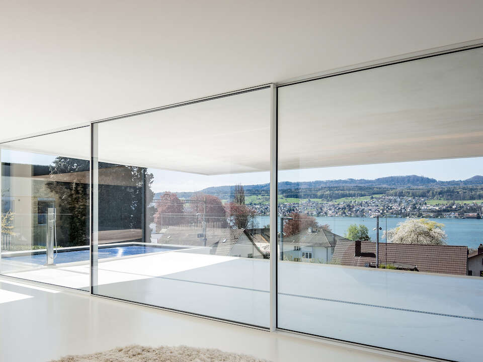 Frameless horizontal sliding windows for panoramic views and zero-threshold transitions