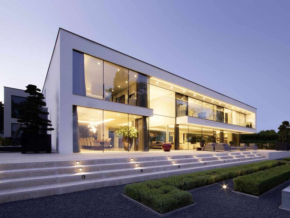Villa avec fenêtres coulissantes offrant une sécurité maximale